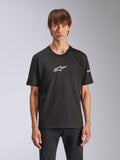 Alpinestars Frontal CSF Tee, t-shirt à manches courtes, noir, logo Astars blanc sur la poitrine, porté par un mannequin, vêtement de sport mécanique décontracté