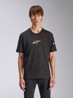 Alpinestars Frontal CSF Tee, t-shirt à manches courtes, noir, logo Astars blanc sur la poitrine, porté par un mannequin, vêtement de sport mécanique décontracté