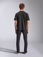 T-shirt Alpinestars Frontal CSF, t-shirt à manches courtes, noir, vue arrière sur mannequin portant un jean noir, vêtement streetwear décontracté et performant avec petit logo blanc sur la manche