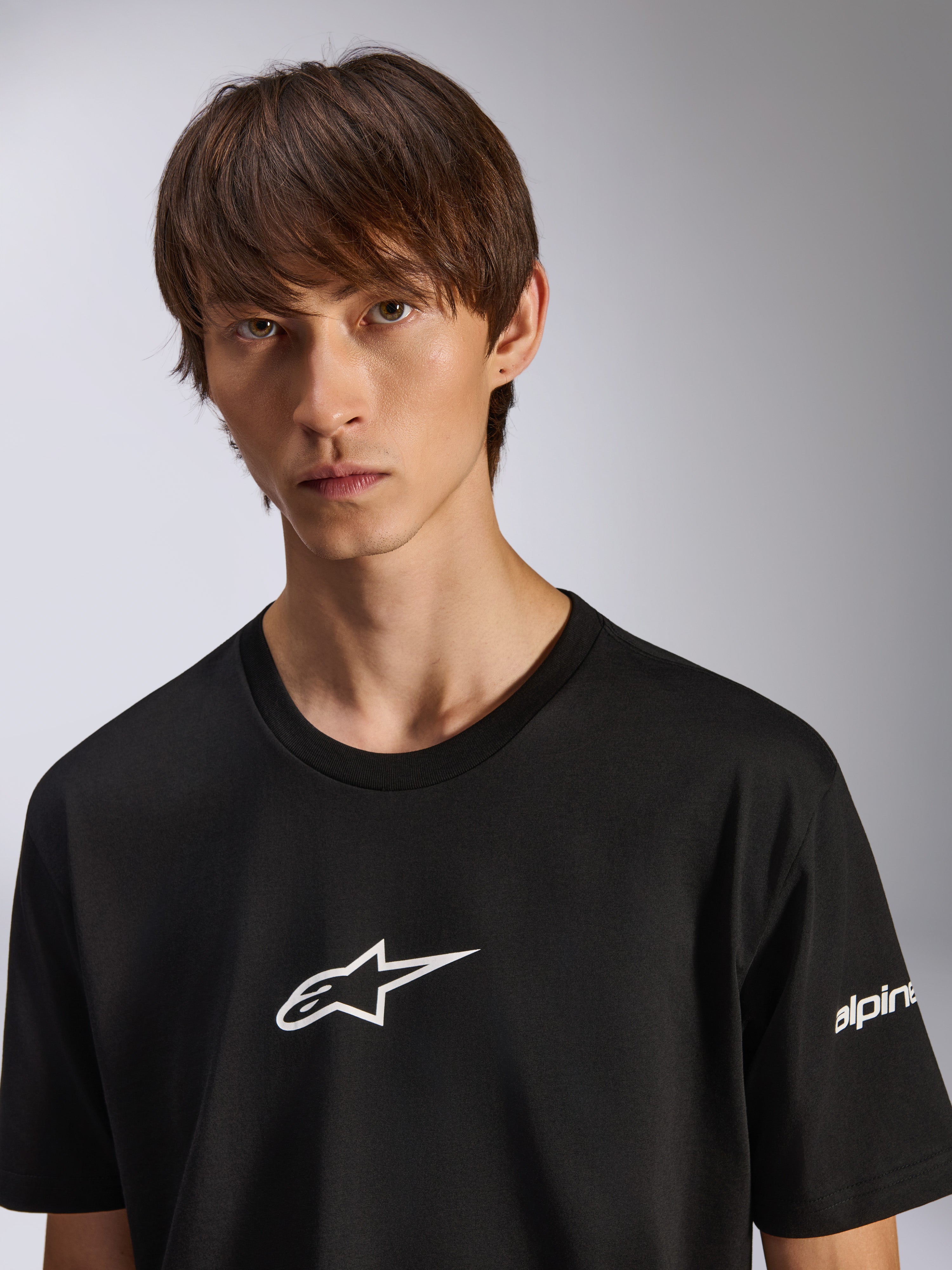 T-shirt Alpinestars Frontal CSF, t-shirt à manches courtes, noir, logo Astars blanc sur la poitrine, porté par un mannequin homme, vêtement de sport de performance décontracté