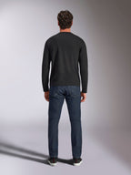Alpinestars Trackside CSF Tee, t-shirt à manches longues, noir, vue de dos sur un mannequin portant un jean en denim bleu foncé, streetwear décontracté inspiré du sport automobile