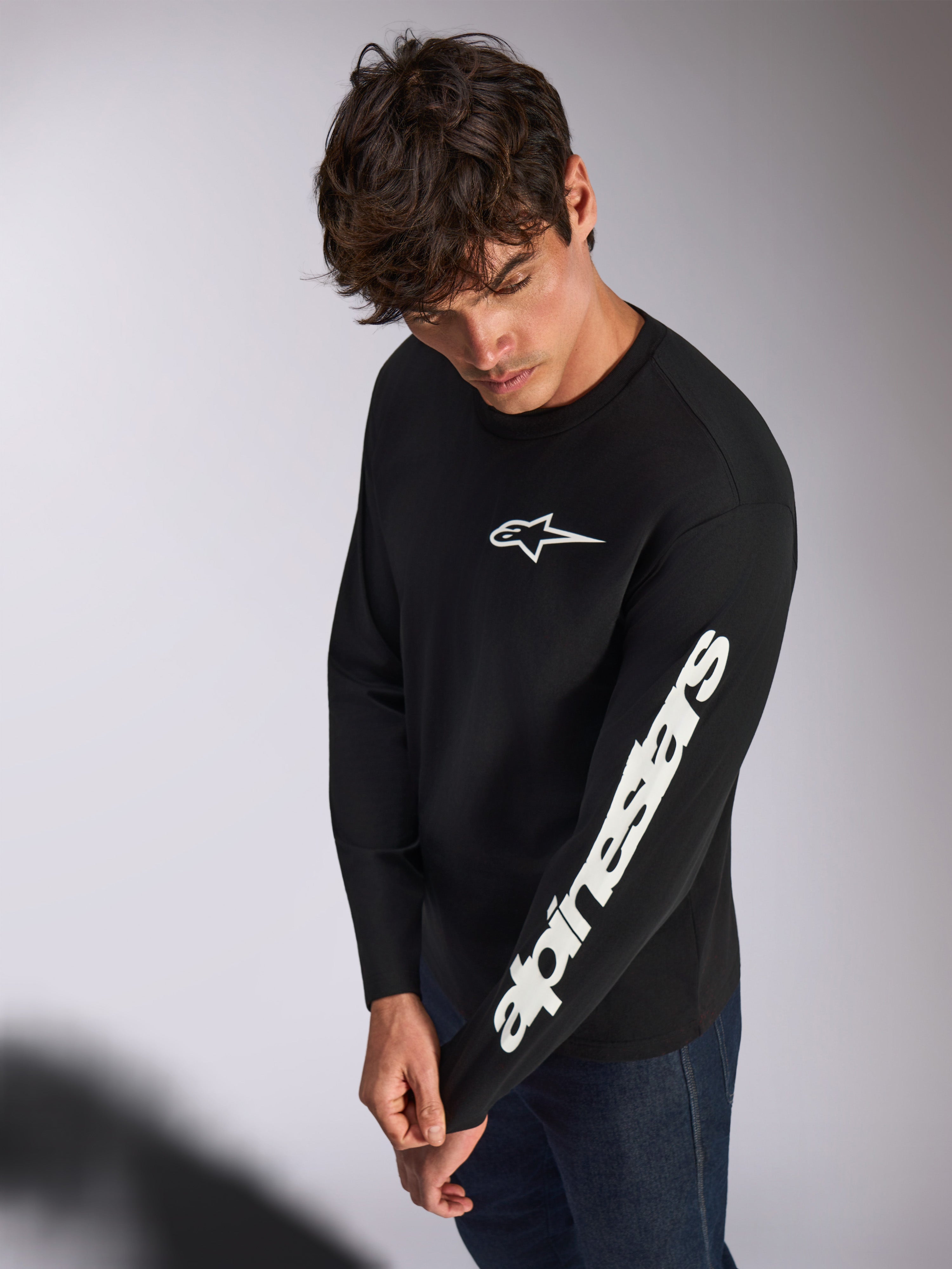 T-shirt à manches longues Alpinestars Trackside CSF, noir, logo Alpinestars blanc sur la poitrine et texte blanc sur la manche gauche, streetwear motorsport décontracté