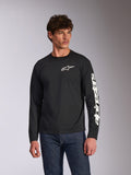 T-shirt à manches longues Alpinestars Trackside CSF, noir, logo Alpinestars blanc sur la poitrine et lettrage sur la manche, porté par un mannequin avec un jean bleu, style streetwear décontracté motorsport