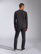 Alpinestars Trackside CSF Tee, t-shirt à manches longues, noir, vue arrière du mannequin portant le t-shirt avec un pantalon sombre, streetwear décontracté inspiré du sport automobile