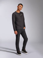 T-shirt Alpinestars Trackside CSF, t-shirt à manches longues, noir, logo Astars blanc sur la poitrine, porté par un mannequin avec un pantalon noir et des baskets, streetwear décontracté inspiré du motorsport