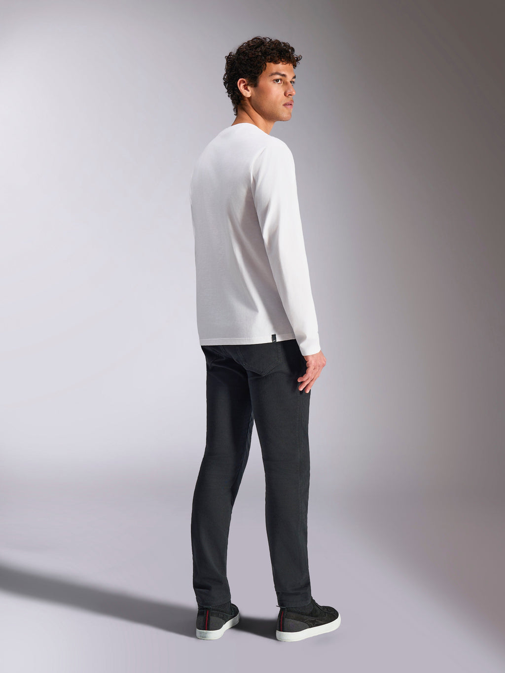 T-shirt à manches longues Alpinestars Trackside CSF, blanc, mannequin homme vu de dos portant un pantalon noir, streetwear décontracté inspiré par les sports mécaniques