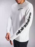 Alpinestars Trackside CSF Tee, t-shirt à manches longues, blanc et noir, petit logo étoile noir sur la poitrine et marquage imposant sur la manche, streetwear décontracté inspiré du sport automobile