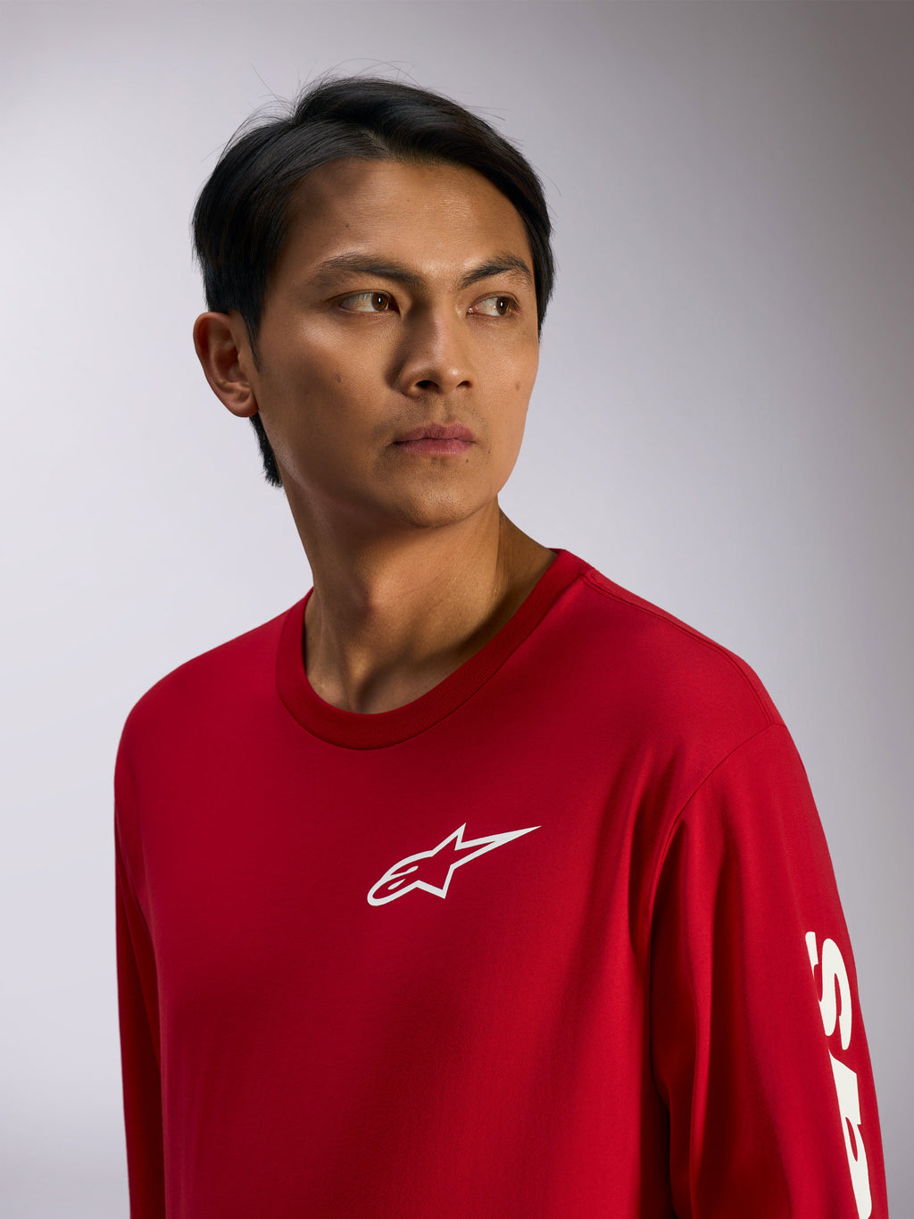 Alpinestars Trackside CSF Tee, t-shirt à manches longues, rouge avec logo Alpinestars blanc sur la poitrine et lettrage sur la manche, streetwear motorsport décontracté, portrait lifestyle