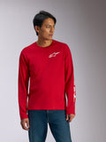T-shirt Alpinestars Trackside CSF, manches longues, rouge avec motifs blancs, logo étoile Alpinestars blanc sur la poitrine et texte blanc sur la manche, porté avec un jean bleu, vêtement de sport décontracté inspiré du sport automobile