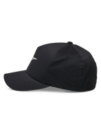 Casquette imperméable Alpinestars Ageless Reflex, noire, vue de profil d'une casquette à visière incurvée avec une couronne structurée, dotée d'un logo Astars réfléchissant et d'un tissu technique imperméable, couvre-chef performant et décontracté
