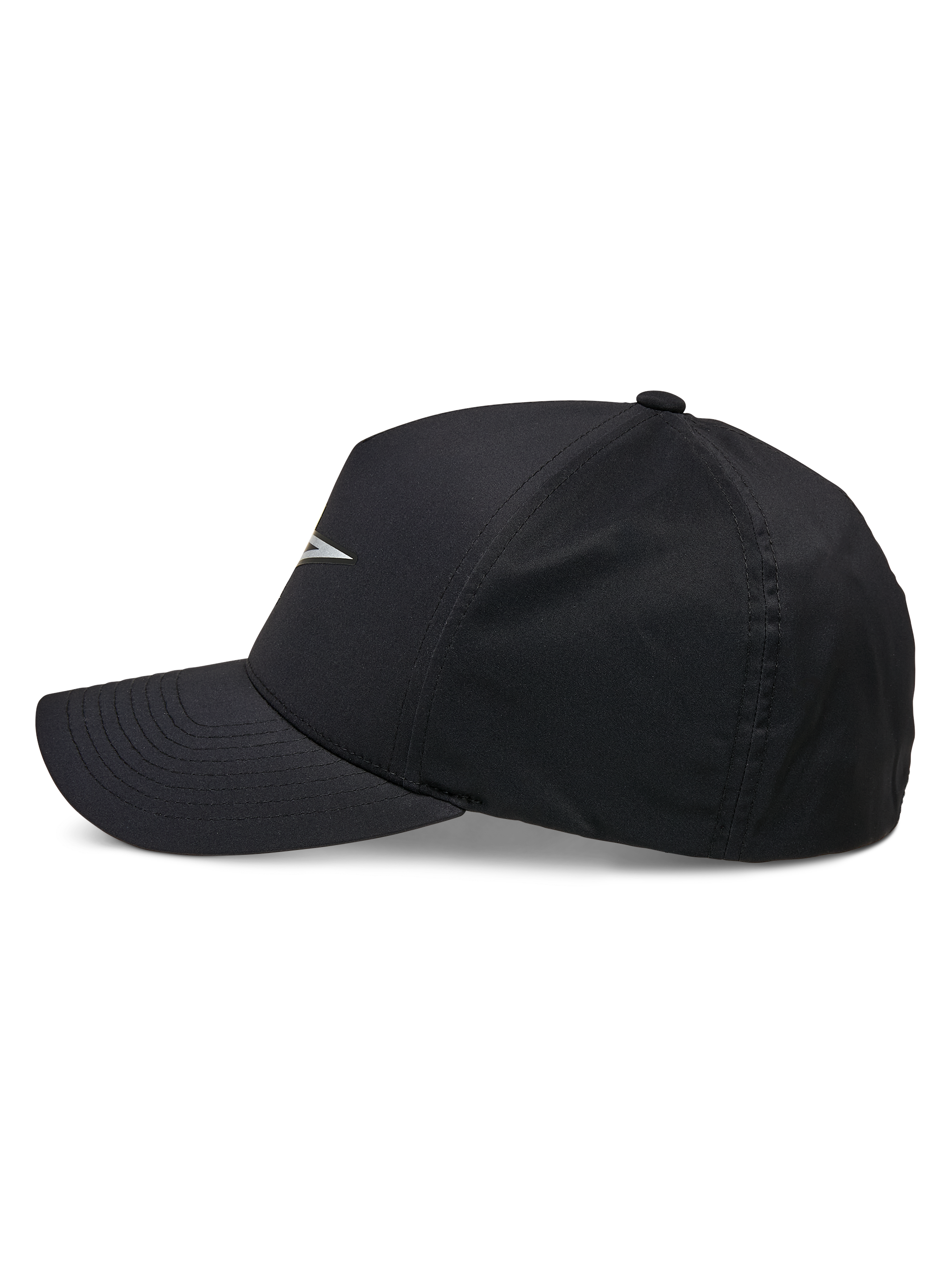 Casquette imperméable Alpinestars Ageless Reflex, noire, vue de profil d'une casquette à visière incurvée avec une couronne structurée, dotée d'un logo Astars réfléchissant et d'un tissu technique imperméable, couvre-chef performant et décontracté
