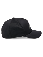 Casquette Alpinestars Ageless Reflex Waterproof, noir, vue de profil, visière incurvée avec couronne structurée, tissu technique imperméable avec détails de logo réfléchissants, couvre-chef de performance décontracté