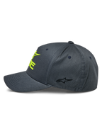 Casquette Alpinestars Ride Sonic, gris anthracite et jaune fluo, vue de profil montrant la visière incurvée et la couronne structurée, logo jaune brodé en 3D sur le devant et petit logo étoile noir sur le panneau latéral, couvre-chef de sport mécanique décontracté