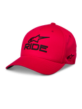 Alpinestars Ride Sonic Hat, casquette de baseball rouge, logo Alpinestars et inscription « RIDE » brodés en 3D noir, visière incurvée, couronne structurée, streetwear motorsport décontracté
