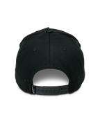 Casquette Snapback Specific Alpinestars, noire, vue arrière présentant une fermeture réglable par pression en plastique et un petit logo Astars blanc sur l'étiquette arrière, couronne structurée, accessoire motorsport décontracté