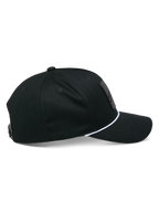 Casquette Snapback Alpinestars Specific, noir, vue de profil montrant une visière courbée avec garniture en corde tressée blanche, couronne structurée, casquette de sport mécanique décontractée