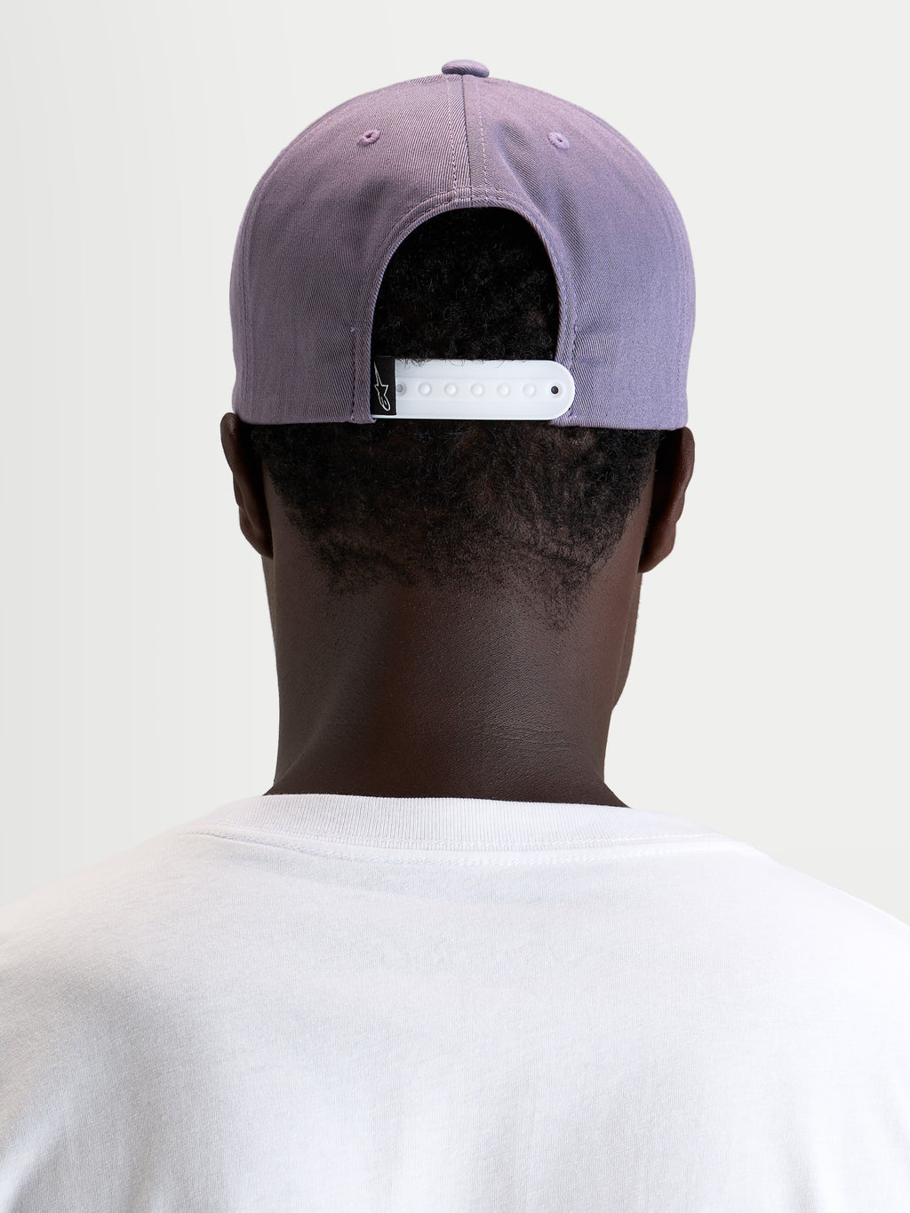 Alpinestars Casquette Snapback Ageless, casquette sportswear violette et blanche, vue de dos montrant la fermeture snapback réglable blanche et la couronne structurée