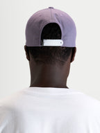 Alpinestars Casquette Snapback Ageless, casquette sportswear violette et blanche, vue de dos montrant la fermeture snapback réglable blanche et la couronne structurée
