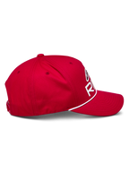 Casquette Snapback Alpinestars Ride Comp, rouge, vue de profil, visière incurvée avec garniture en corde tressée blanche, couronne structurée avec logo Astars Ride blanc, accessoire de sport automobile décontracté