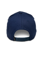 Casquette Snapback Alpinestars Ride Comp, bleu marine, vue arrière montrant la fermeture à pression réglable, petite étiquette logo noire, couronne structurée en sergé de coton, couvre-chef décontracté inspiré du sport automobile