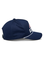 Casquette Snapback Alpinestars Ride Comp, bleu marine avec accents blancs et rouges, vue de profil montrant la visière incurvée et la garniture en corde tressée blanche, couronne structurée, accessoire de sport mécanique décontracté