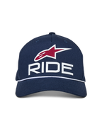 Casquette Snapback Alpinestars Ride Comp, bleu marine avec accents blancs et rouges, logo RIDE en 3D, emblème étoile rouge et garniture en corde tressée blanche, visière incurvée, accessoire lifestyle motorsport décontracté