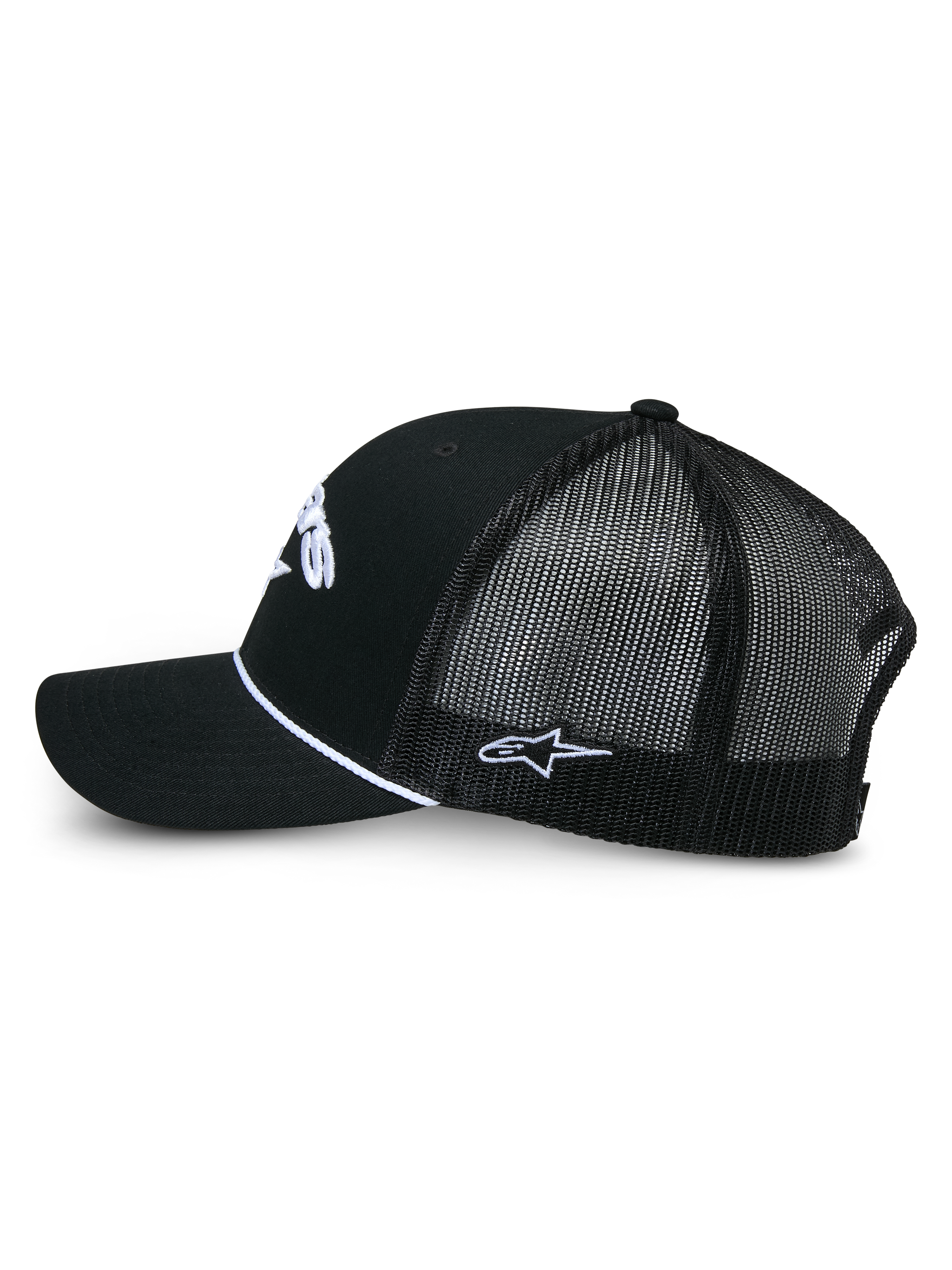 Casquette Trucker Alpinestars Agree, casquette trucker noire, vue de profil montrant l'avant en sergé noir et l'arrière en maille, détail de cordelette tressée blanche, logos brodés blancs, couvre-chef décontracté inspiré du sport automobile