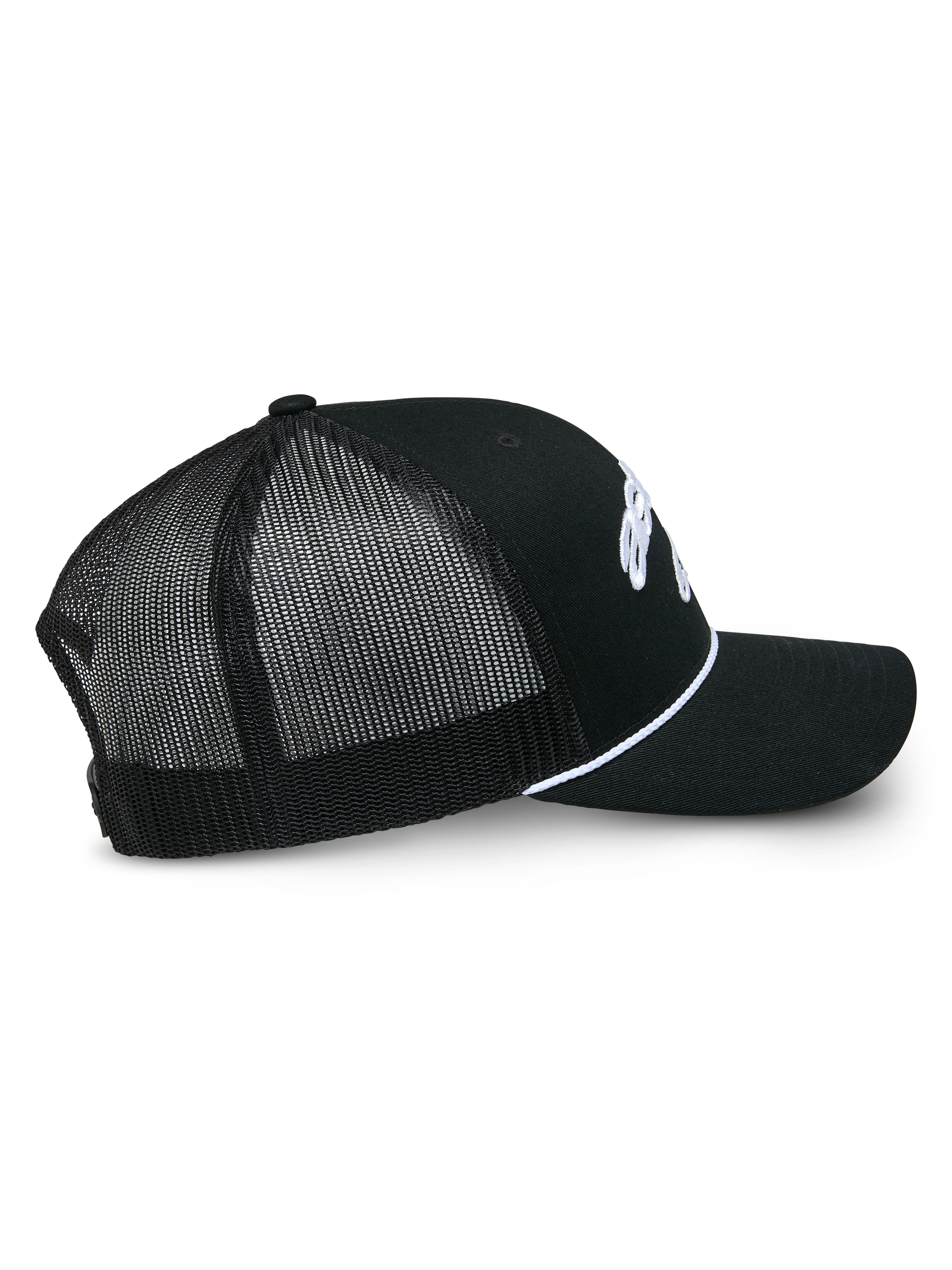 Casquette Trucker Alpinestars Agree, noire, vue de profil montrant l'arrière en maille noire et les panneaux avant en sergé, détail de cordelette tressée blanche, visière courbée, style streetwear décontracté motorsport