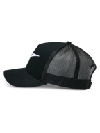 Casquette Trucker Ageless d'Alpinestars, noire, vue de profil, avant en sergé de coton structuré avec logo Astars blanc brodé, arrière en maille noire respirante, visière incurvée, couvre-chef décontracté inspiré du sport automobile