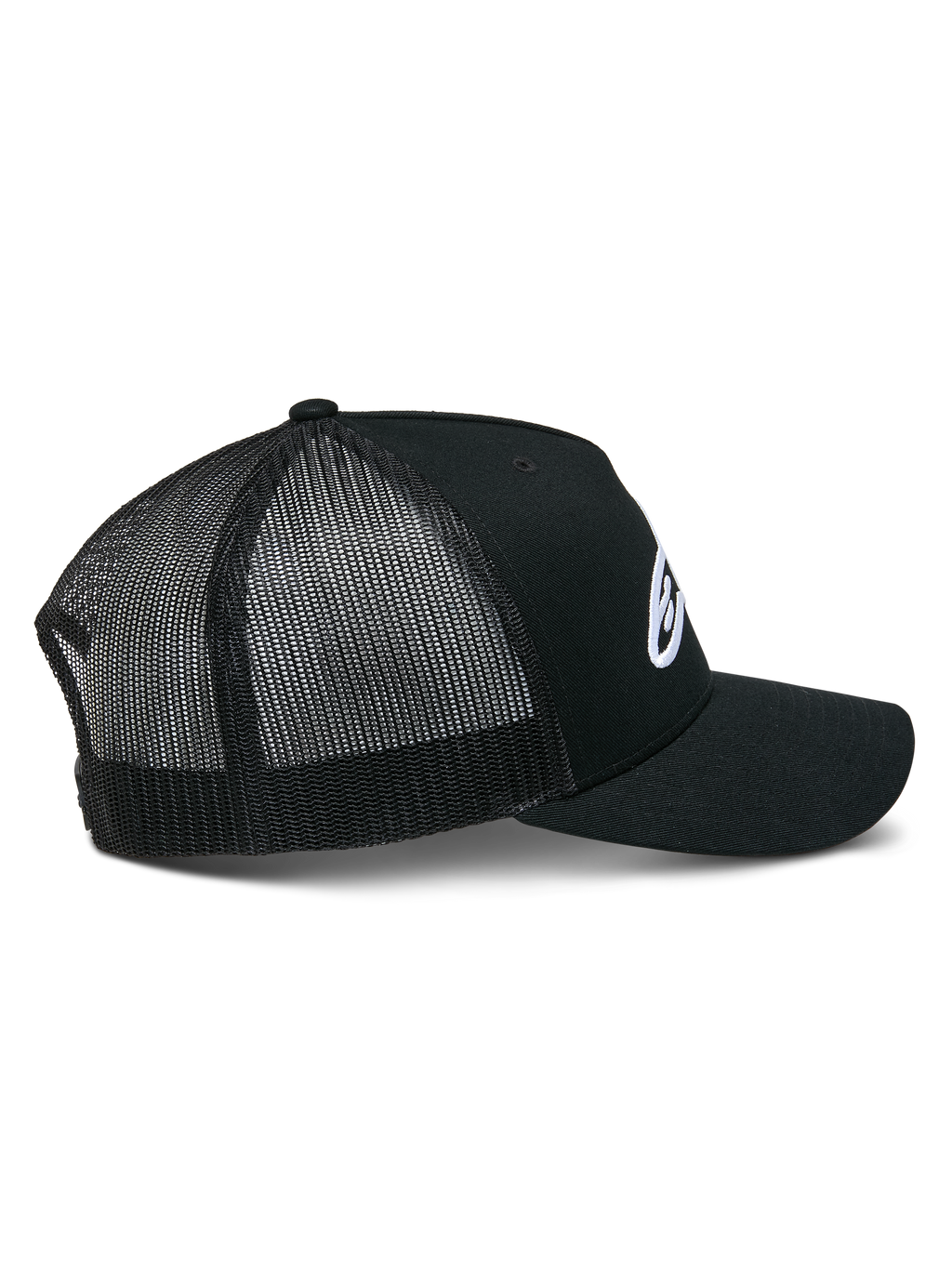 Casquette Trucker Ageless d'Alpinestars, noire, vue de profil montrant la couronne structurée et le logo Astars blanc brodé, visière incurvée et empiècements arrière en maille polyester noire respirante.