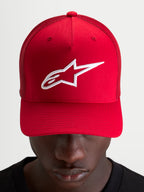 Casquette Snapback Ageless Alpinestars, casquette sportswear rouge avec logo Astars brodé blanc, couronne structurée et visière incurvée portée par un modèle
