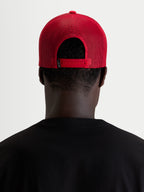 Casquette Alpinestars Ageless Snapback, casquette sportswear rouge, vue de dos montrant la fermeture snapback réglable et les empiècements en mesh portés par un modèle