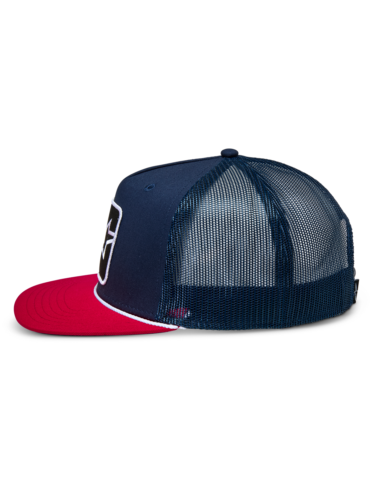 Casquette Trucker Alpinestars Control, vue de profil, bleu marine avec visière plate rouge, détail de cordelette tressée blanche, panneaux arrière en maille, couvre-chef décontracté inspiré des sports mécaniques