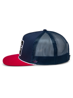 Casquette Trucker Alpinestars Control, vue de profil, bleu marine avec visière plate rouge, détail de cordelette tressée blanche, panneaux arrière en maille, couvre-chef décontracté inspiré des sports mécaniques