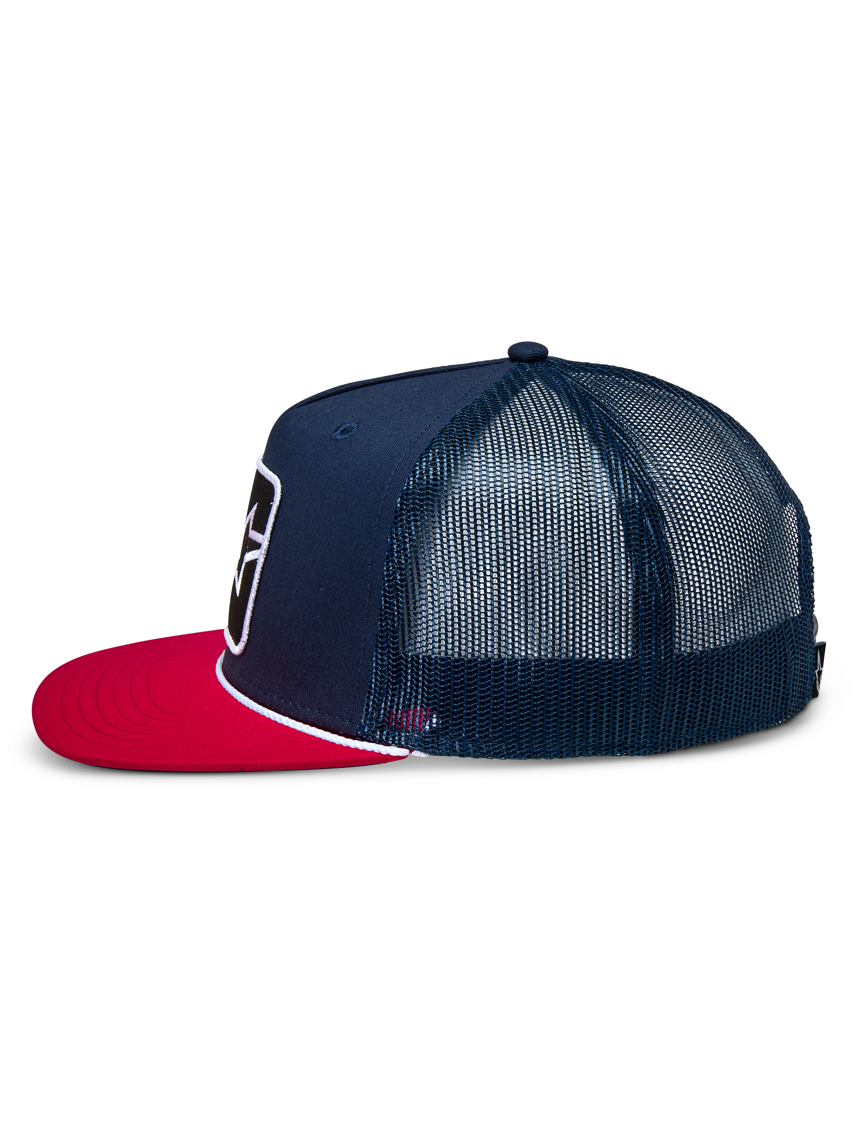 Casquette Trucker Alpinestars Control, vue de profil, bleu marine avec visière plate rouge, détail de cordelette tressée blanche, panneaux arrière en maille, couvre-chef décontracté inspiré des sports mécaniques