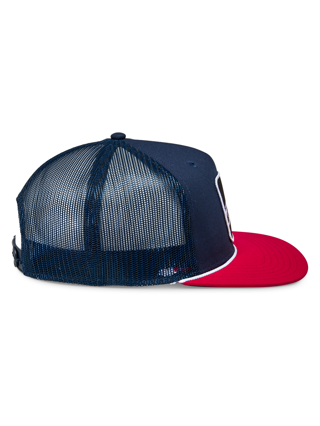 Casquette Trucker Control Alpinestars, bleu marine et rouge, vue de profil montrant l'avant en sergé bleu marine et les panneaux arrière en maille, visière plate rouge avec détail de cordelette tressée blanche, couvre-chef décontracté d'inspiration sport automobile