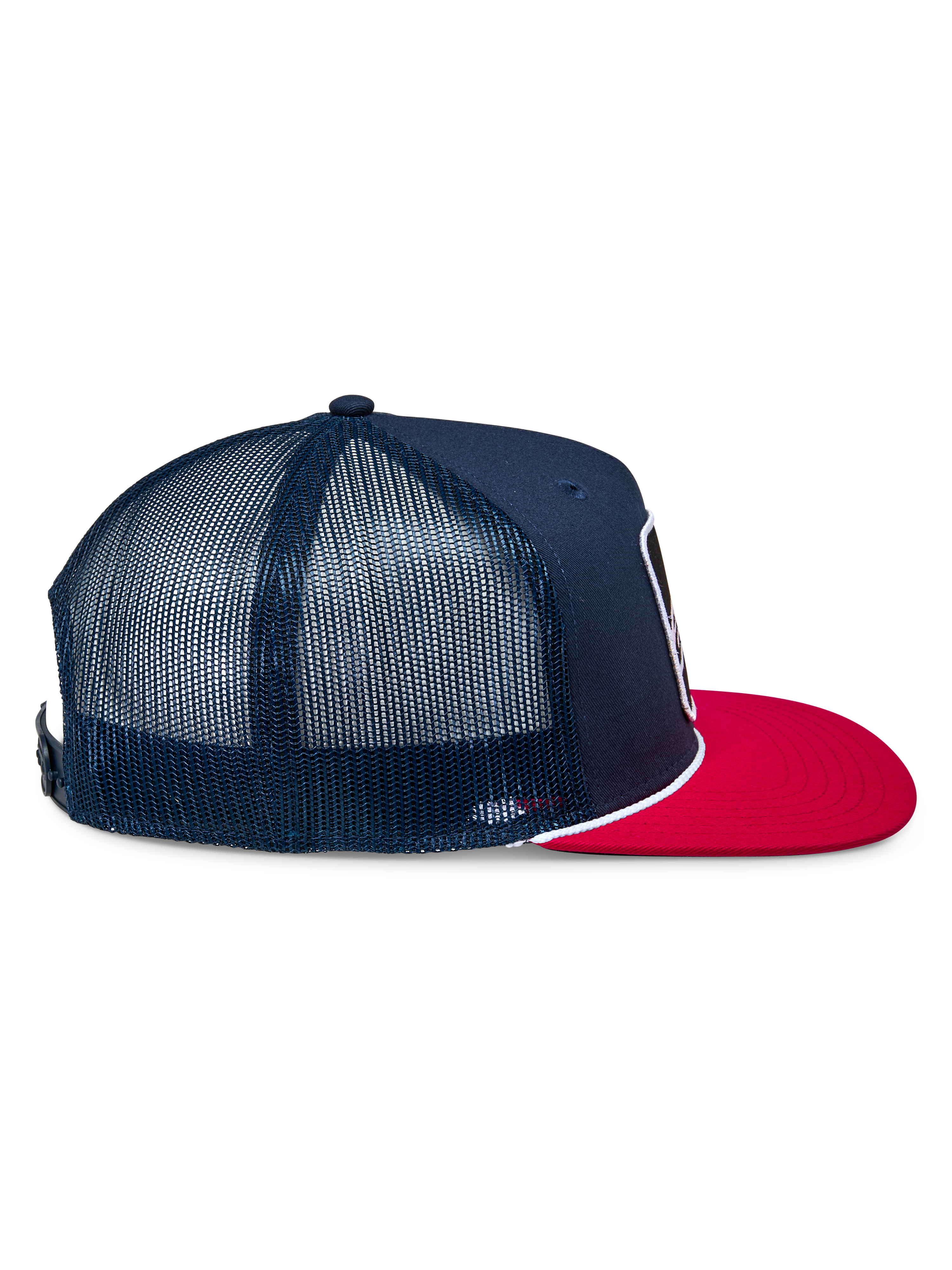 Casquette Trucker Control Alpinestars, bleu marine et rouge, vue de profil montrant l'avant en sergé bleu marine et les panneaux arrière en maille, visière plate rouge avec détail de cordelette tressée blanche, couvre-chef décontracté d'inspiration sport automobile
