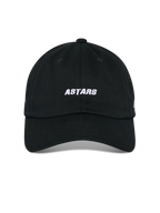 Casquette Alpinestars Deduce Strapback, noire, vue de face montrant la broderie ASTARS blanche, visière courbée, couronne basse non structurée, accessoire de sport automobile décontracté