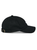 Casquette Alpinestars Deduce Strapback, noire, vue de profil, visière courbée avec couronne basse non structurée, tissu en sergé de coton, fermeture arrière réglable avec boucle métallique, accessoire décontracté inspiré du sport automobile
