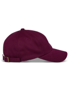 Casquette Alpinestars Deduce Strapback, bordeaux, vue de profil, visière courbée avec couronne basse non structurée, sangle arrière ajustable en tissu avec boucle métallique, style sportswear décontracté en sergé de coton