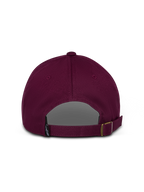 Casquette Alpinestars Deduce Strapback, bordeaux, vue arrière montrant la fermeture par sangle réglable et une petite étiquette logo, sergé de coton non structuré, style sportswear décontracté