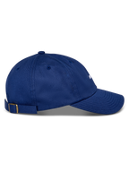 Casquette Alpinestars Deduce Strapback, bleu, vue de profil, visière courbée, fermeture réglable par sangle avec boucle en laiton, construction en sergé de coton, couvre-chef décontracté avec logo blanc brodé