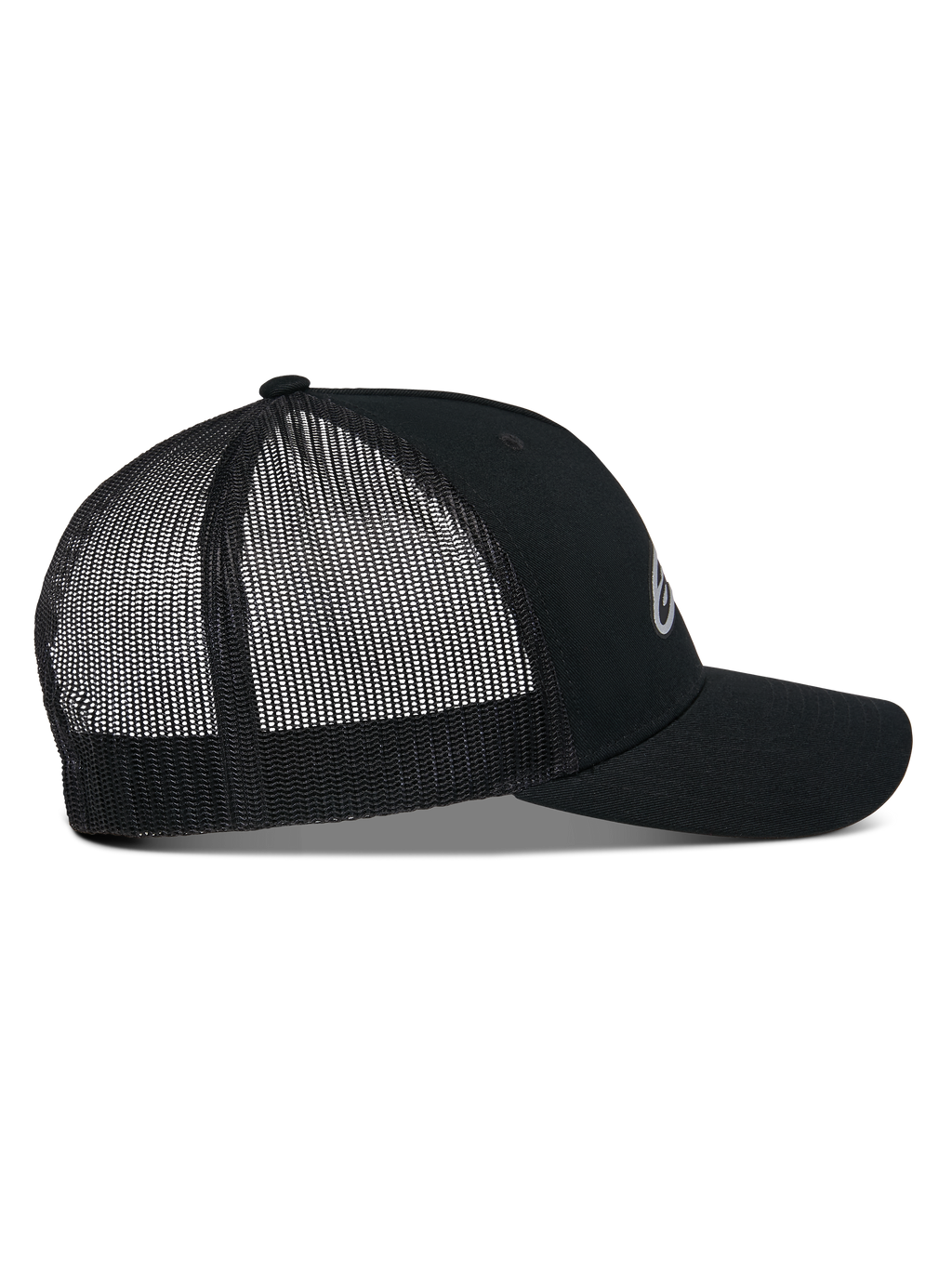 Casquette Trucker Alpinestars Reflect Ageless, vue de profil, noir, avec couronne structurée, visière incurvée et panneaux arrière en maille respirante, logo frontal réfléchissant, accessoire décontracté inspiré du sport automobile