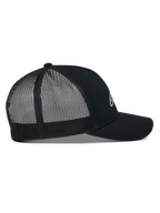 Casquette Trucker Alpinestars Reflect Ageless, vue de profil, noir, avec couronne structurée, visière incurvée et panneaux arrière en maille respirante, logo frontal réfléchissant, accessoire décontracté inspiré du sport automobile