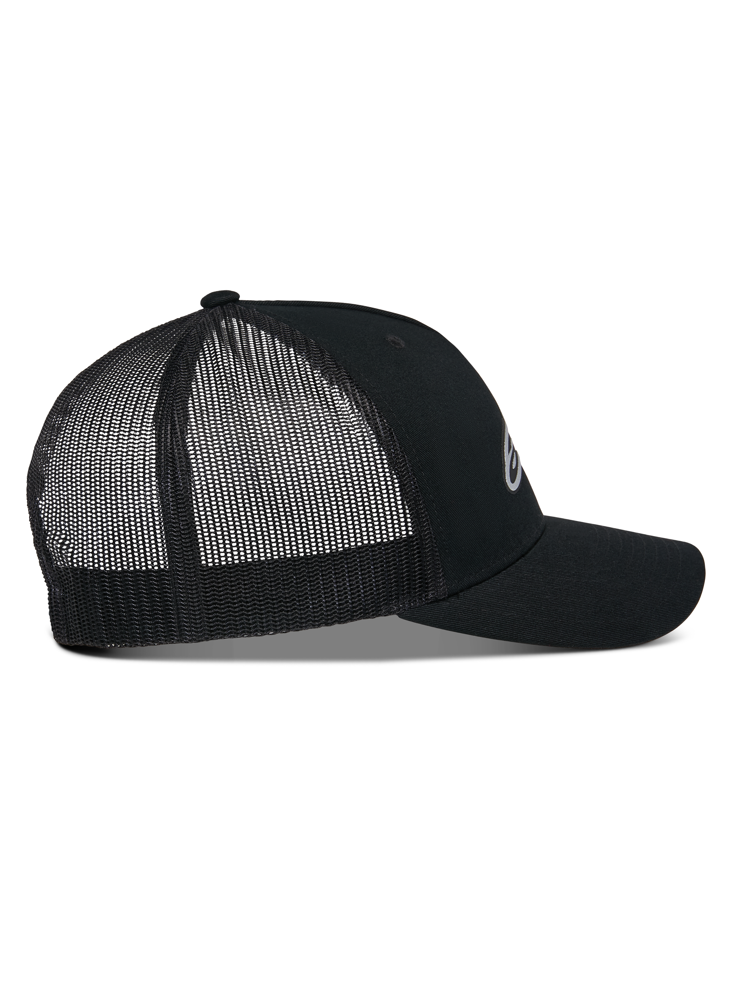 Casquette Trucker Alpinestars Reflect Ageless, vue de profil, noir, avec couronne structurée, visière incurvée et panneaux arrière en maille respirante, logo frontal réfléchissant, accessoire décontracté inspiré du sport automobile