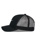 Casquette Trucker Alpinestars Reflect Ageless, vue de profil, noir, visière incurvée avec couronne structurée, panneaux arrière en maille respirante, logo réfléchissant, accessoire de tête motorsport décontracté