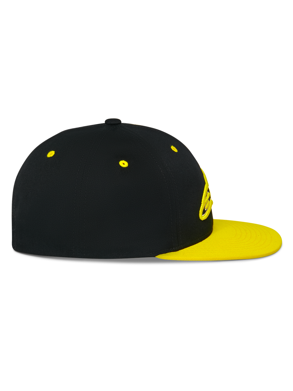 Casquette Snapback Alpinestars Thickness, vue de profil, couronne noire avec visière plate et œillets jaune haute visibilité, logo brodé en 3D à l'avant, couvre-chef décontracté inspiré du sport automobile
