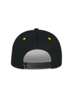Casquette Snapback Thickness Alpinestars, noir et jaune haute visibilité, vue arrière avec fermeture snapback réglable, œillets brodés jaunes, couronne structurée, casquette de sport mécanique décontractée