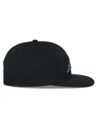 Casquette Snapback Alpinestars Thickness, noire, vue de profil, couronne structurée avec visière plate, tissu principal en sergé de coton, logo brodé en 3D, couvre-chef casual motorsport