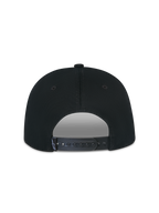 Casquette Snapback Alpinestars Thickness, noire, vue arrière montrant la fermeture snapback réglable, lanière en plastique noir avec petite étiquette à logo Astars blanc, couronne structurée en sergé de coton, sportswear décontracté